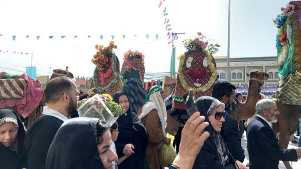 عشق و ارادت زائران حضرت معصومه(س) در قالب کاروان نمادین ورود ایشان به قم