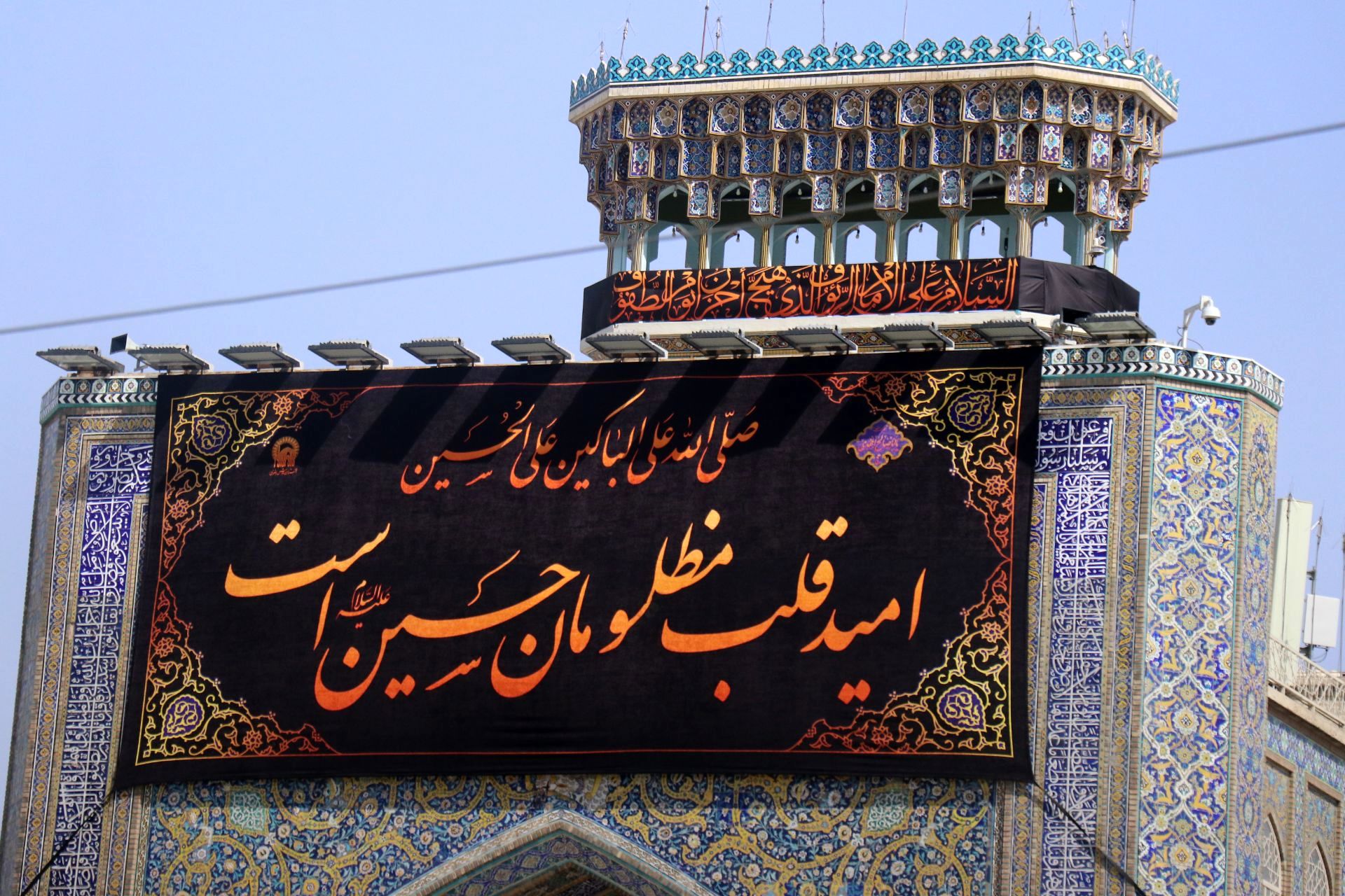 حرم مطهر رضوی غرق در ماتم اباعبدالله الحسین(ع)