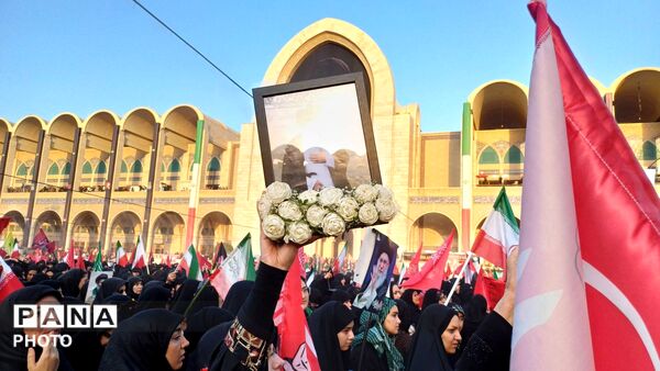 وداع با رهبر شهید انقلاب اسلامی امام خامنه‌ای و خانواده شهید  ایشان در مصلی امام خمینی(ره) 