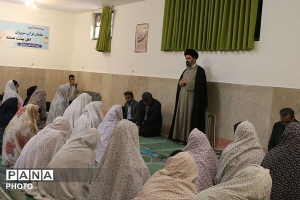 اقامه نماز جماعت ظهر در جمع دانش‌آموزان مدرسه شمس تبریزی