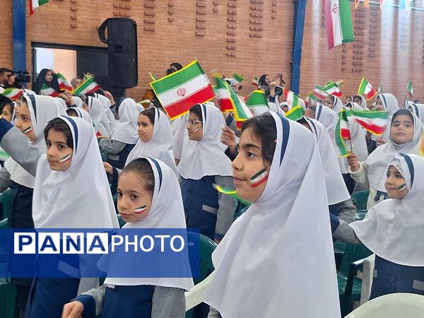 نواخته شدن زنگ انقلاب اسلامی توسط استاندار اصفهان