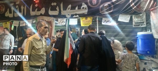 موکب چایخانه همچنان در کنار مردم فعال است