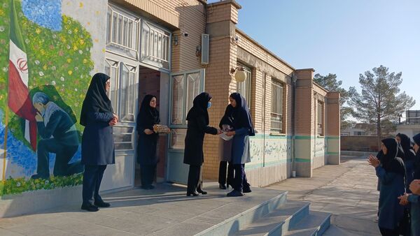 تجلیل از نمرات 20 امتحان نهایی و ممتازان علمی و پرورشی در جشن بیست دبیرستان خاتم الانبیا (ص)