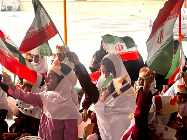 جشن شکوفه‌ها و طنین زنگ مهر در مدرسه فاطمه‌ الزهرا شهرستان جاسک