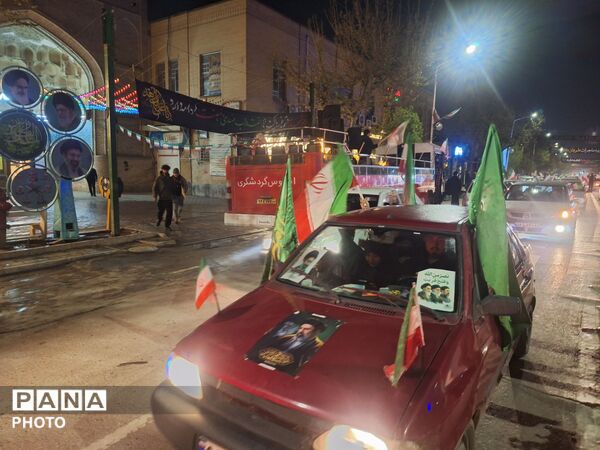 رژه کاروان خودرویی در خیابان امام شهرستان نیشابور