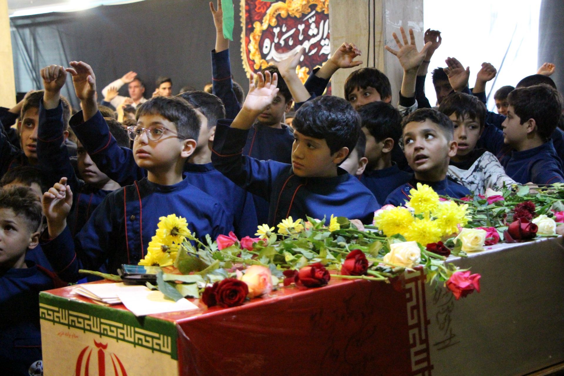 عطر شهادت در کلاس درس؛ دانش‌آموزان سامان میزبان پیکر پاک شهید گمنام شدند