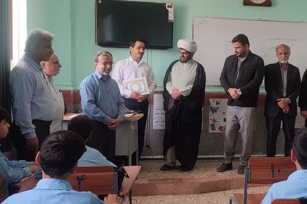 تجلیل از مدیر و کارکنان مدرسه نمونه رازی سعدآباد