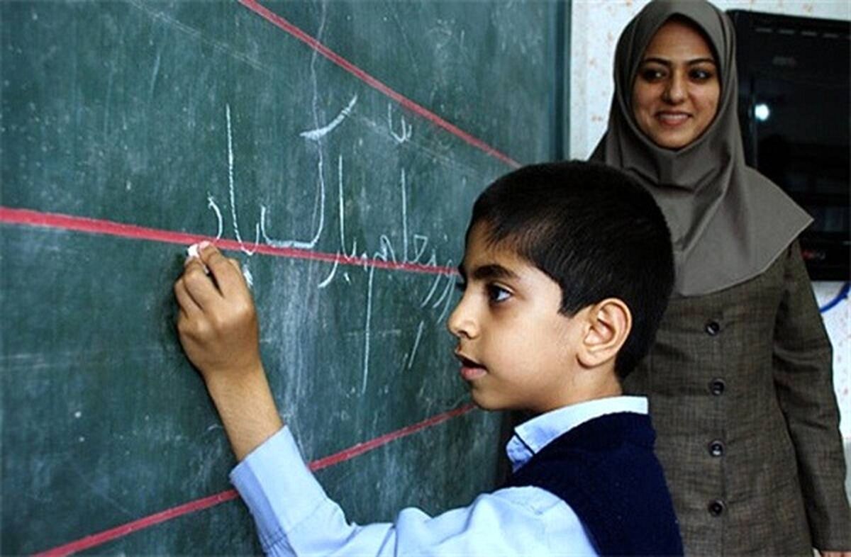 معلمان سرآغاز سنگر علم و دانش هستند