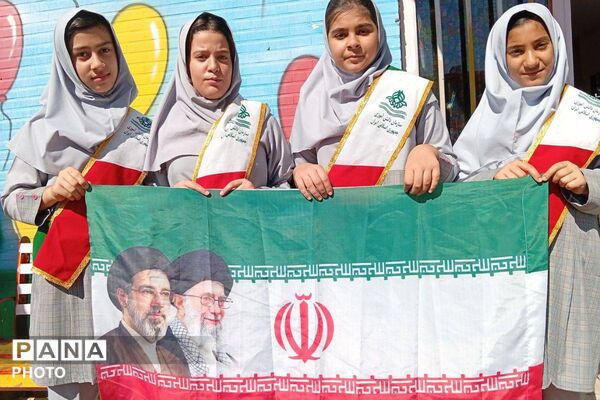میزبانی دانش‌ آموزان دبستان دخترانه نرجس از پرچم متبرک حرم امام حسین (ع)