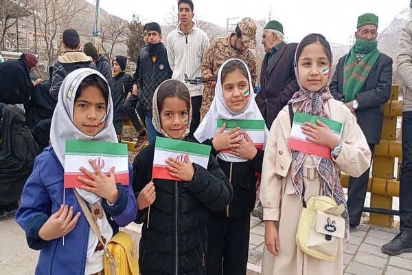 حضور کودکان و دانش آموزان در راهپیمایی یوم‌الله ۲۲بهمن در شهر بار نیشابور