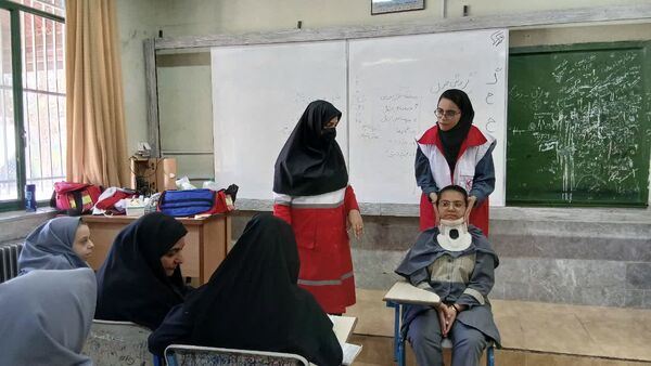 آموزش کمک‌های اولیه مانور زلزله به دانش‌آموزان دبیرستان شهید دهقان