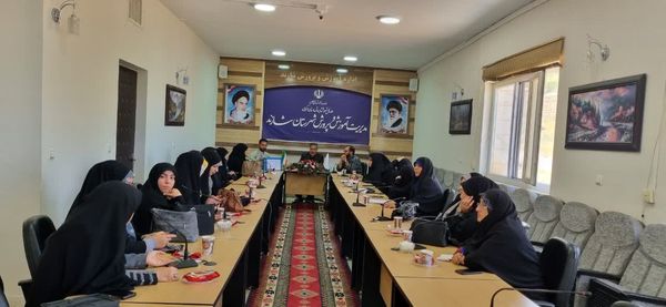 جلسه هم‌اندیشی آموزش و پرورش و مبلغین طرح امین شهرستان شازند در راستای کاهش آسیب‌های اجتماعی 