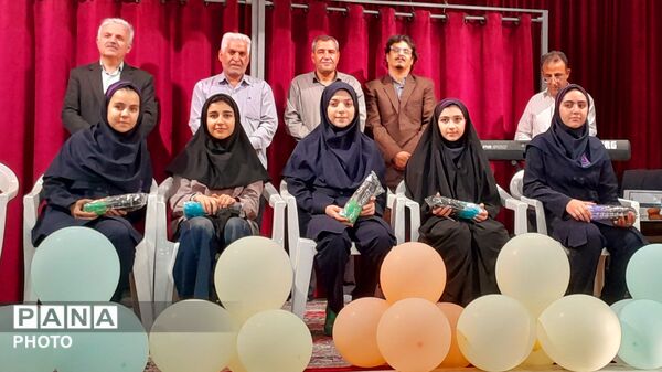 جشن ستارگان و تجلیل از شاگردان برتر آموزشی و فرهنگی دبیرستان شاهد بحرینیان ناحیه۴ 