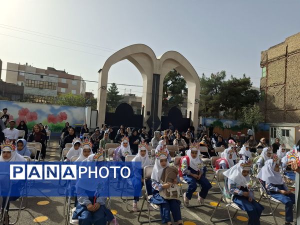 جشن شکوفه ها در دبستان مصلی نژاد