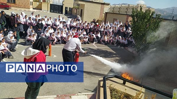 مراسم گرامیداشت هفته پدافند غیرعامل در دبیرستان سردار شهید سلیمانی فیروزکوه