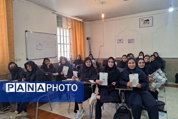 تقدیر از برگزیدگان مسابقات دانش‌آموزی در کلاس‌های درس