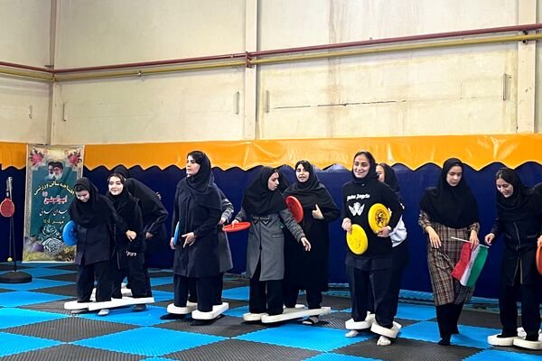 المپیاد ورزشی درون مدرسه‌ای به مناسبت دهه فجر در دبیرستان طریقت جوادآباد