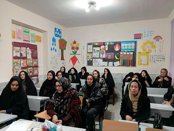 دومین جلسه انجمن اولیا در دبستان سمیه کاشمر
