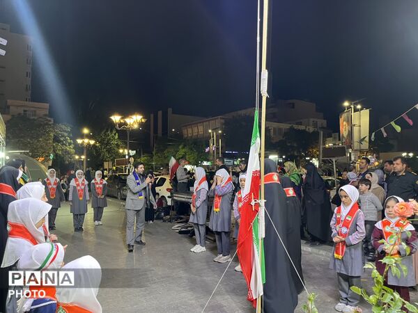 طنین سرود پیشتازان در میادین شهر همصدا با مردم