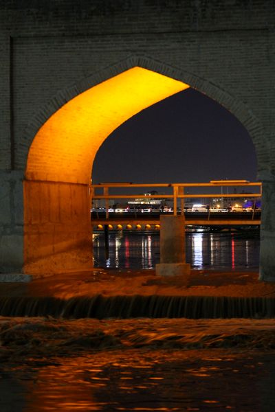 جاری شدن آب در زاینده رود