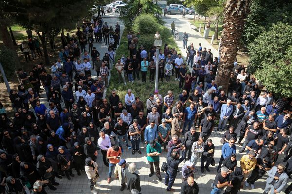  مراسم تشییع پیکر هوشنگ حریرچیان در  خانه هنرمندان اصفهان