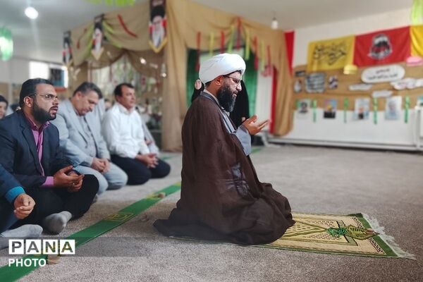 اقامه نماز جماعت در مدرسه شاهد مرضیه با حضور مسئولان آموزش‌وپرورش پاکدشت