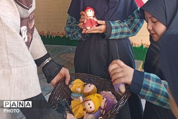 حضور دانش آموزان مدارس حاتم، مجتهده امین و محمد علی تحصیلی در جشن ولادت حضرت زینب (س)