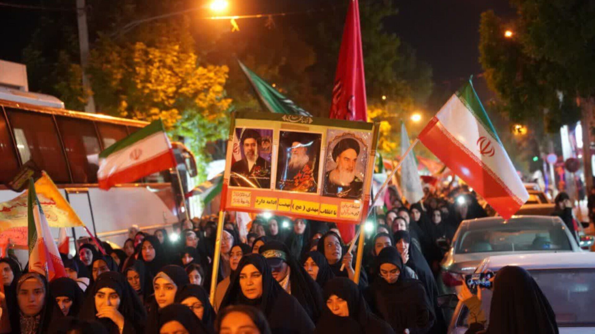 ‌جمهوری اسلامی بیدار و آماده دفاع از حقوق و منافع ملی است/ ملت بزرگ ایران تسلیم نمی‌شود‌