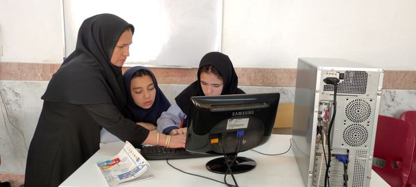 بازدید دانش‌آموزان پیشتاز‌ مدرسه شهید خاقانی از کلاس‌های رایانه کانون سمیه شیروان