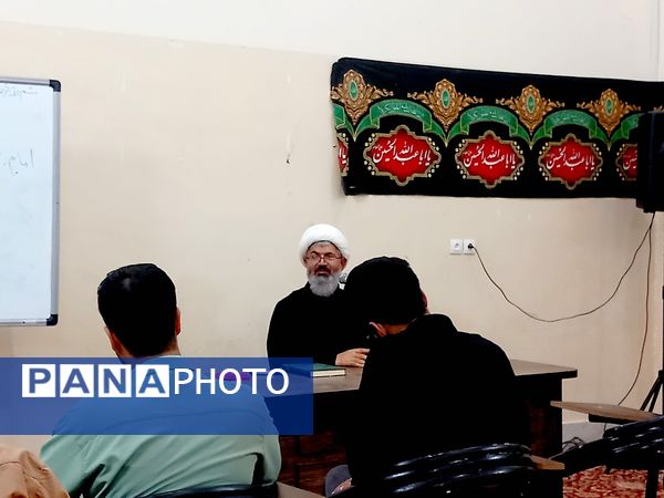 کلاس تفسیر قرآن در ارامگاه شهید مدرس 