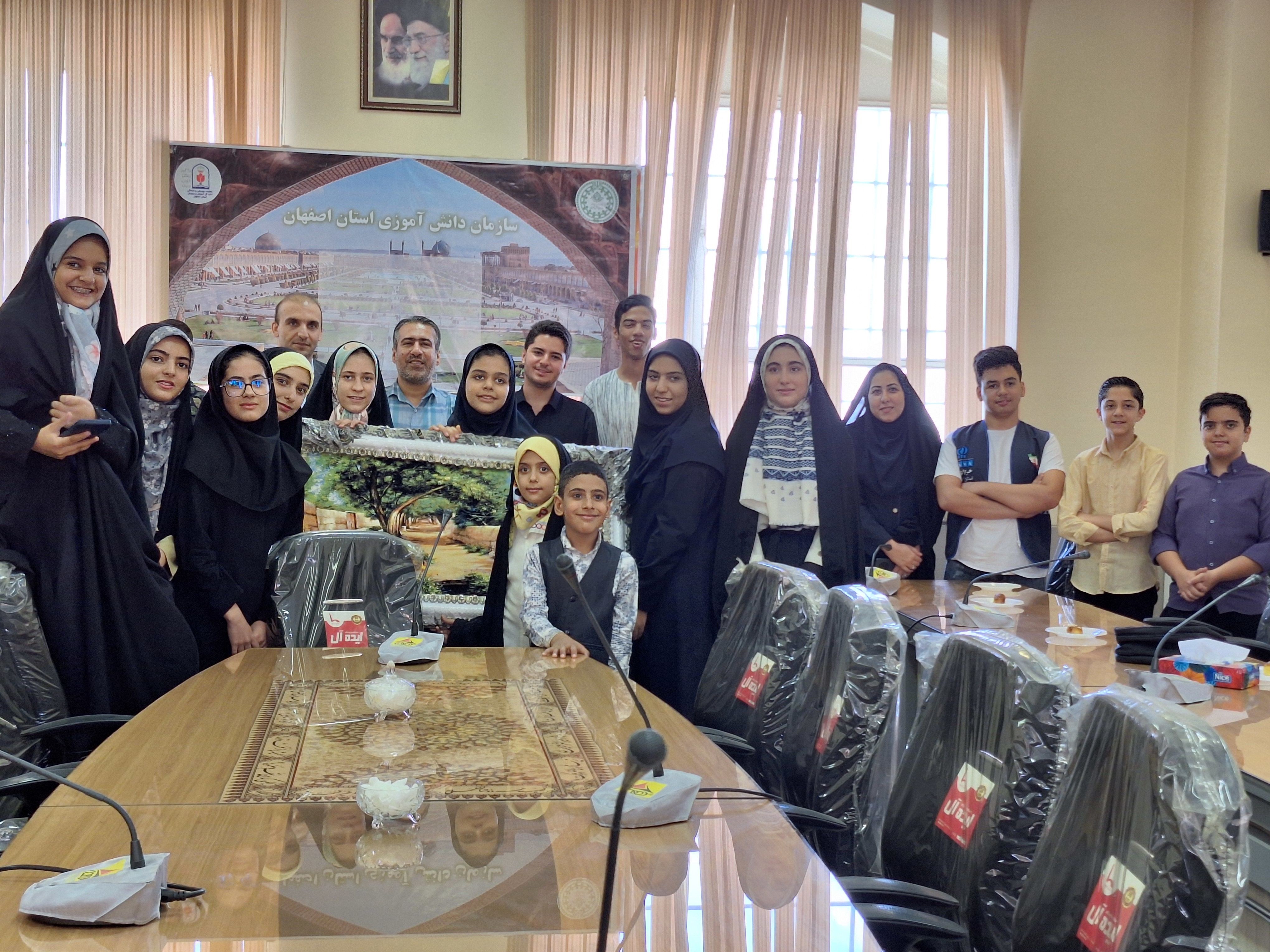 دانش‌آموز خبرنگاران پانا در اصفهان از مسئول  خبرگزاری پانای استان خود قدردانی کردند
