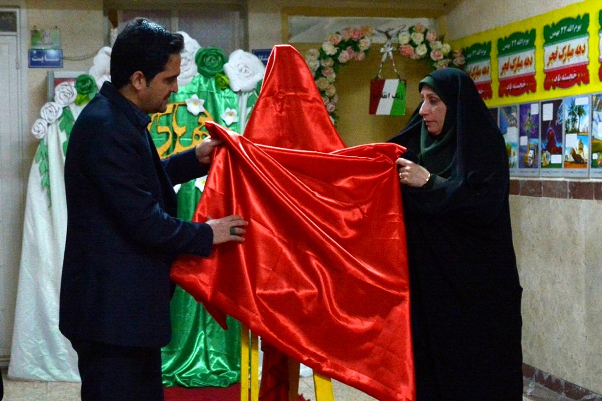 فانوس به دبیرستان حکمت آمد