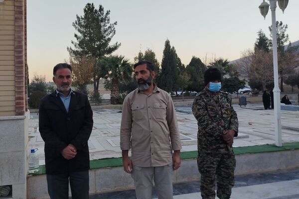 غبار روبی و عطرافشانی قبور مطهر شهدای روستای ظفرآباد