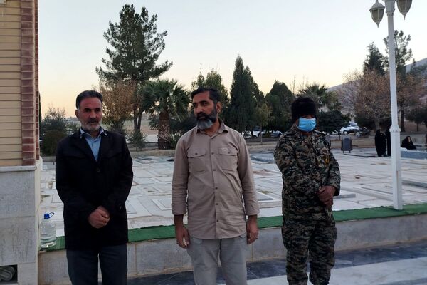 غبار روبی و عطرافشانی قبور مطهر شهدای روستای ظفرآباد