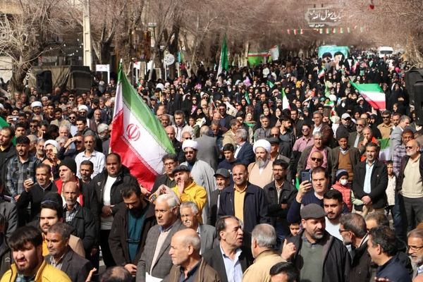 شکوه همبستگی مردم آباده در راهپیمایی ۲۲ بهمن