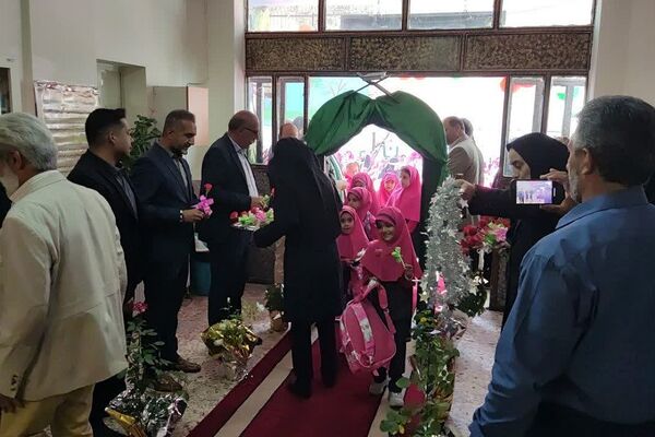 جشن بزرگ‌ بازگشایی مدارس در مدرسه پروین اعتصامی رودهن 