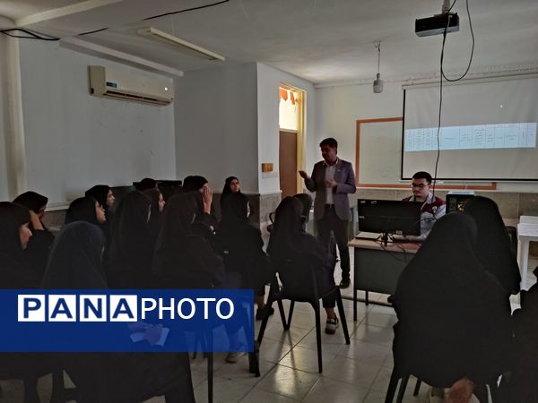 مشاوره کنکور برای دوازدهمی‌های زهرای مرضیه (س) با حضور مشاور کشوری