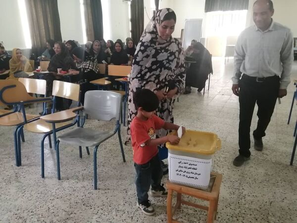 انتخابات انجمن اولیا و مربیان در دبیرستان علی سایانی فین