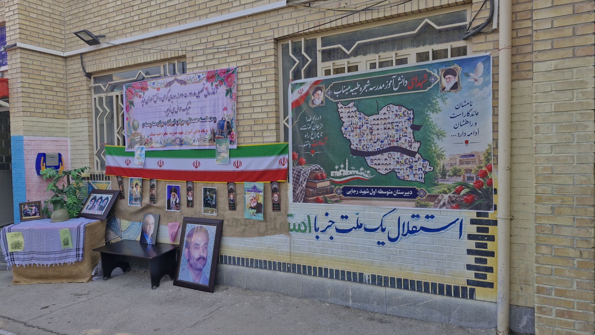 جشن شکوفه‌ها با حضور دانش‌آموزان پایه هفتم در مدرسه شهید رجایی یک بجنورد 