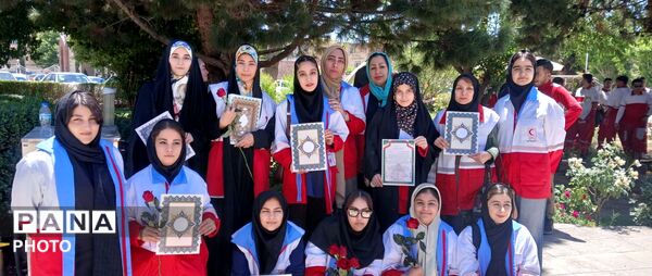 تجلیل از داوطلبان و نجاتگران هلال احمر در جنگ رمضان 