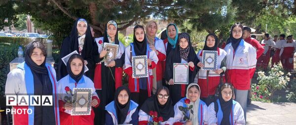 تجلیل از داوطلبان و نجاتگران هلال احمر در جنگ رمضان 