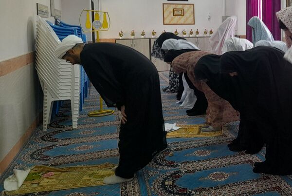 زنگ نماز در دبیرستان حضرت معصومه سلام الله علیها شهرستان خلیل‌آباد نواخته شد