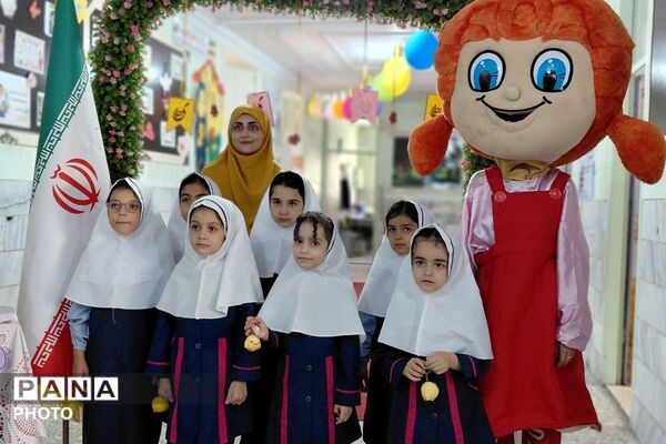 جشن شکوفه‌ها در مدارس هدی و شهید معظم شهرستان قدس با یاد دانش آموزان میناب 