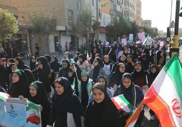 حماسه حضور دانش‌آموزان و فرهنگیان منطقه کهریزک در راهپیمایی ۱۳آبان