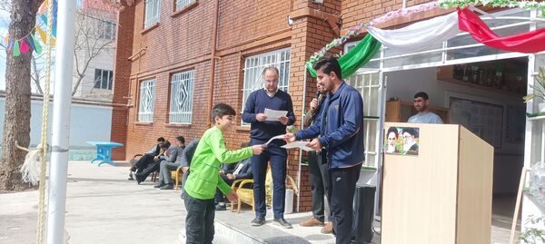 تقدیر از دانش‌آموزان برتر دبیرستان پژوهش آشخانه 