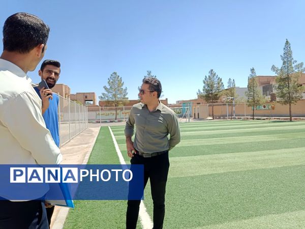 بازدید مسئولین اداره کل آموزش پرورش از وضعیت چمن دبستان شهید پسندیده فدافن