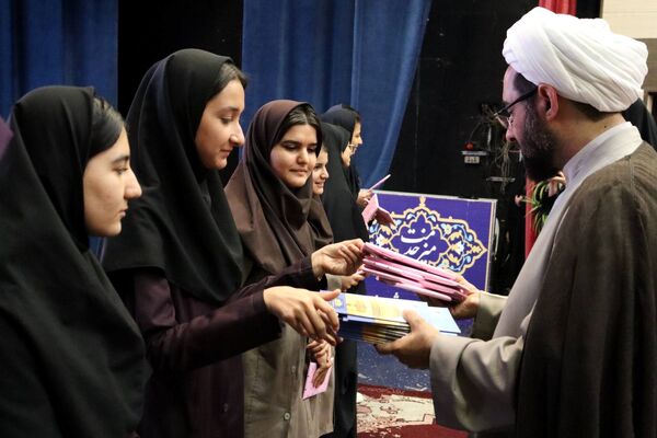 برگزاری جشن روز دختر با همکاری کانون خدمت رضوی و نهادهای آموزشی در منطقه 14 تهران 
