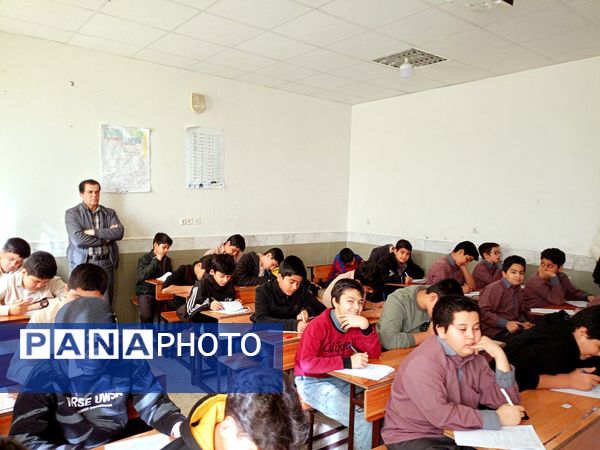 برگزاری امتحانات نوبت اول در دبیرستان میثاق کاشمر