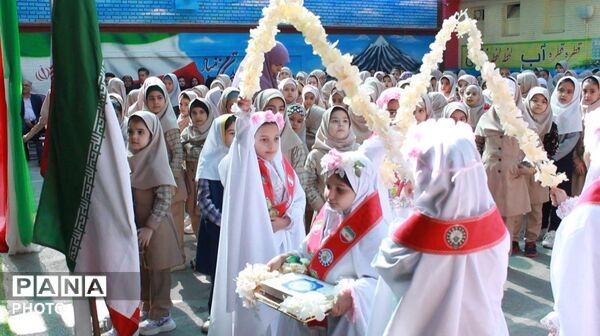 جشن عاطفه‌ها در دبستان دخترانه عفاف ناحیه یک مشهد