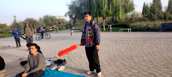 زیارت عاشورا و غبار روبی مزار شهدای گمنام نیشابور